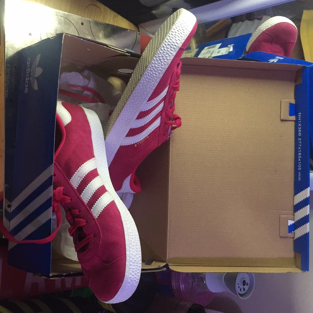 Pink adidas (Gazelle)